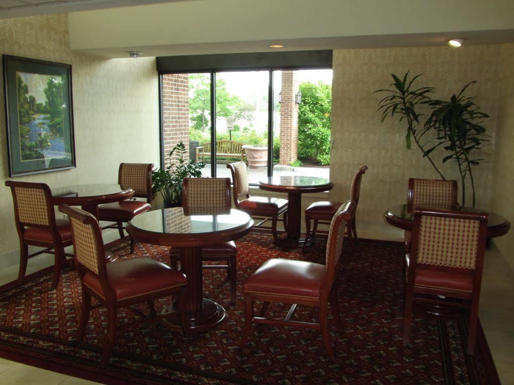 Ramada Plaza By Wyndham Fort Wayne Hotel & Conference Center 外观 照片